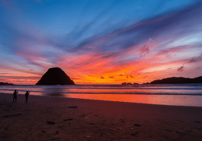 Pantai Pulau Merah, Primadona Pariwisata Banyuwangi Dengan Sunset Yang Selalu Dinantikan